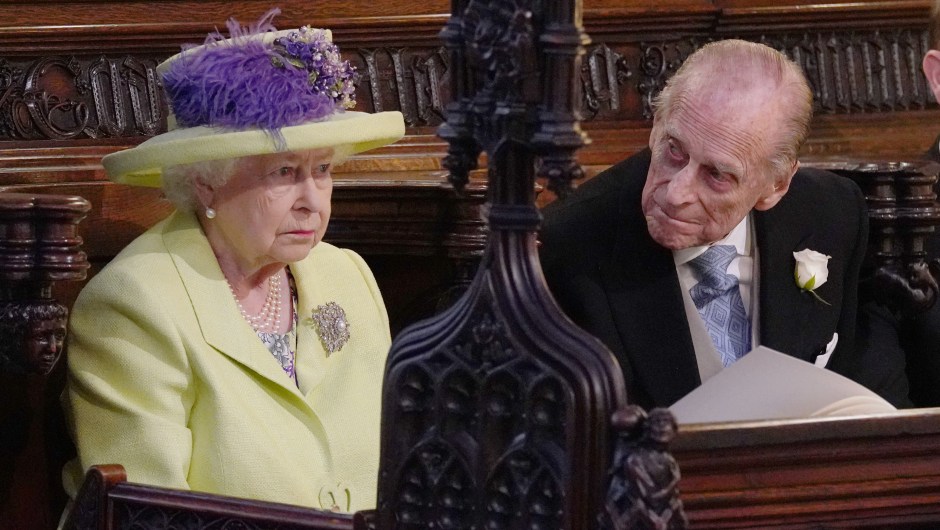 La reina de Inglaterra, Isabel II, junto a su esposo, el príncipe Felipe, sentados en la capilla de San Jorge. (Crédito: JONATHAN BRADY/AFP/Getty Images)