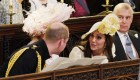 La familia real británica durante la boda en la capilla de San Jorge: el príncipe Guillermo habla con su esposa, Catalina Middleton. (Crédito: JONATHAN BRADY/AFP/Getty Images)