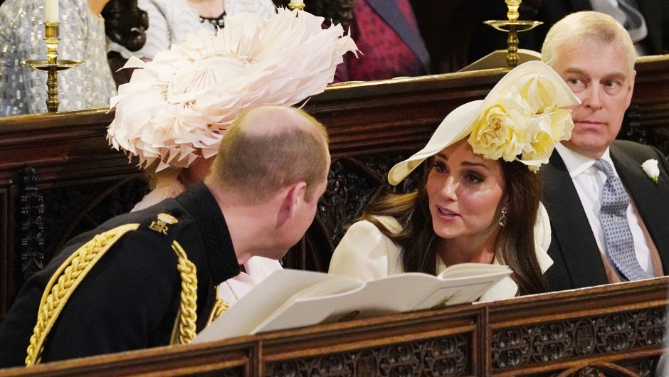 La familia real británica durante la boda en la capilla de San Jorge: el príncipe Guillermo habla con su esposa, Catalina Middleton. (Crédito: JONATHAN BRADY/AFP/Getty Images)