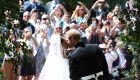 El esperado beso frente a la multitud agolpada para ver al príncipe Enrique y Meghan Markle, recién casados. (Crédito: DANNY LAWSON/AFP/Getty Images)
