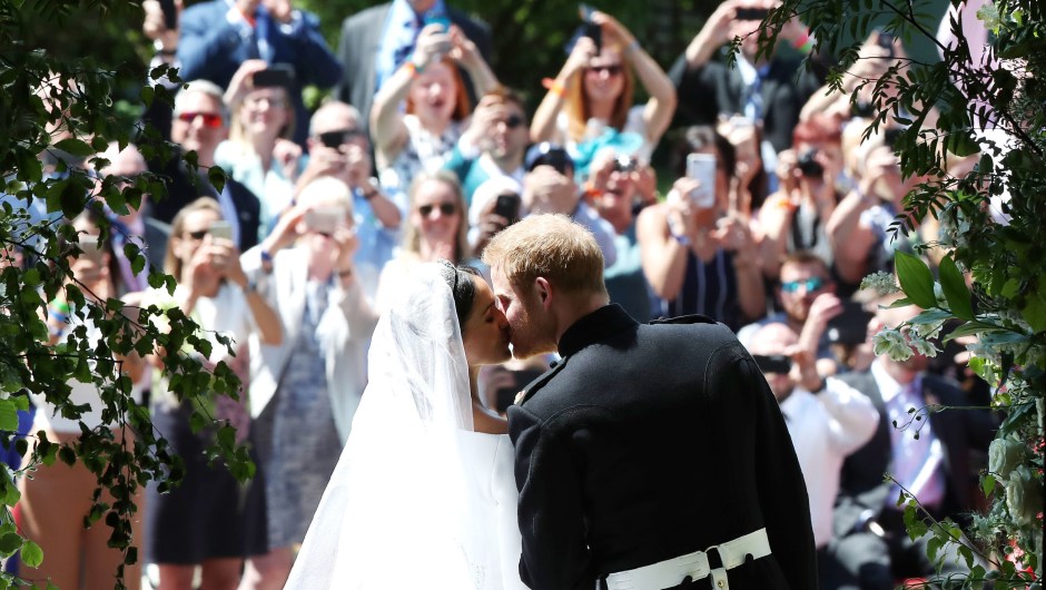 El esperado beso frente a la multitud agolpada para ver al príncipe Enrique y Meghan Markle, recién casados. (Crédito: DANNY LAWSON/AFP/Getty Images)