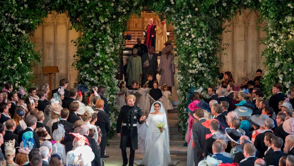 Meghan Markle y el príncipe Enrique, duques de Sussex, salen de la Capilla de San Jorge en Windsor ya como marido y mujer. (Crédito: DOMINIC LIPINSKI/AFP/Getty Images)