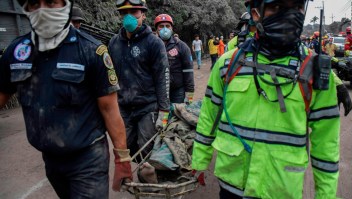 Autoridades intentan identificar a víctimas de erupción