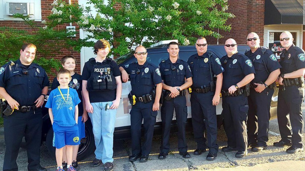 La sorpresa de un grupo de policías y bomberos para un adolescente autista