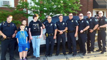 La sorpresa de un grupo de policías y bomberos para un adolescente autista