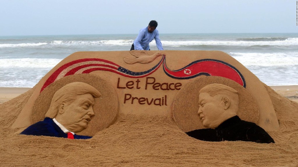 Impresionante escultura de arena de Donald Trump y Kim Jong Un