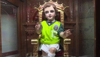 Los mexicanos le piden a este Niño Dios un milagro contra Alemania