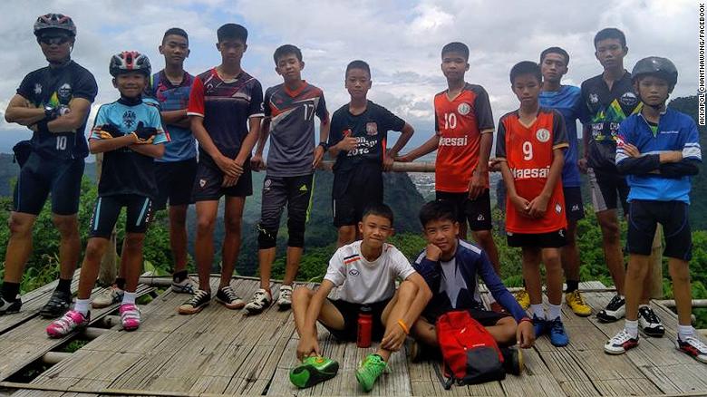 El equipo de fútbol desaparecido en una cueva en Tailandia, en la foto con su entrenador.