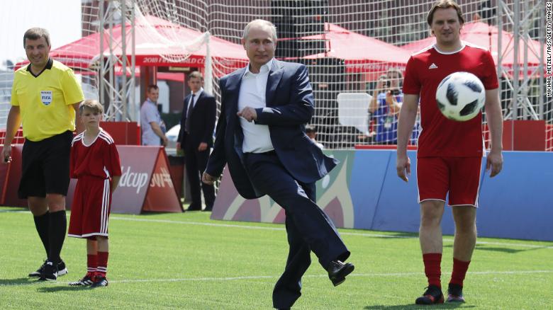 Putin en el parque del fútbol instalado en la Plaza Roja de Moscú durante el Mundial.