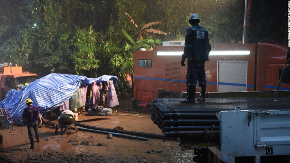 Las intensas lluvias en Tailandia retrasaron las labores de búsqueda del equipo de fútbol desaparecido en una cueva.