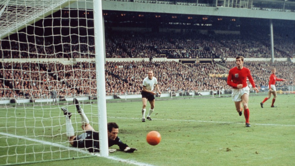 1966 y el Mundial regresa a Europa para jugarse en Reino Unido. Lo ganó Inglaterra en este partido contra Alemania en el estadio de Wembley, en Londres. (Crédito: Hulton Archive/Getty Images)