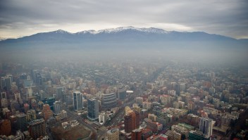 Imagen de archivo de la contaminación en Santiago de Chile. Año 2015. (Crédito: MARTIN BERNETTI/AFP/Getty Images)