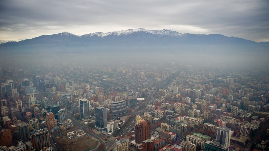 Imagen de archivo de la contaminación en Santiago de Chile. Año 2015. (Crédito: MARTIN BERNETTI/AFP/Getty Images)