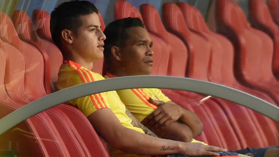Colombia's midfielder James Rodriguez and Colombia's forward Carlos Bacca (R) sit on the bench during a training session with Colombia's coach Jose Pekerman (C) on June 18, 2018 at the Mordovia Arena in Saransk during the Russia 2018 World Cup football tournament. (Photo by JUAN BARRETO / AFP) (Photo credit should read JUAN BARRETO/AFP/Getty Images)