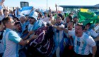 Fanáticos de Argentina en la previa del partido ante Nigeria en San Petersburgo. (Crédito: OLGA MALTSEVA/AFP/Getty Images)
