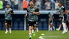 Lionel Messi entrena minutos antes del decisivo partido que enfrenta a Argentina contra Nigeria. (Crédito: Alex Morton/Getty Images)