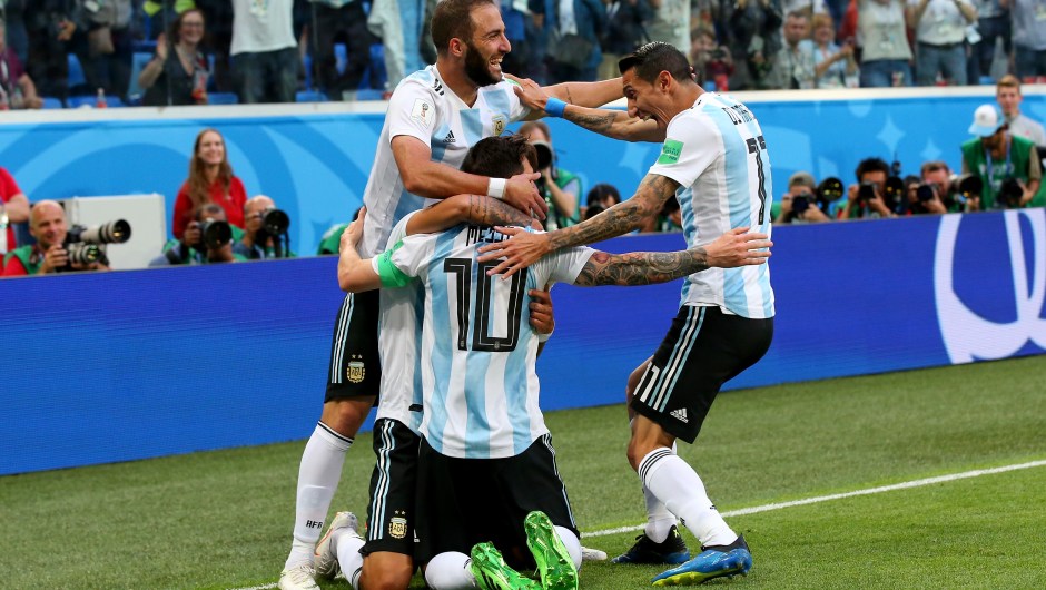 Los argentinos celebran el gol de Messi en el minuto 14. Argentina se juega la clasificación en el Mundial en su partido contra Nigeria. (Crédito: Alex Livesey/Getty Images)