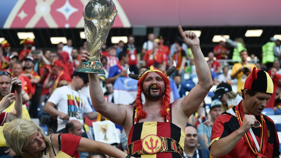 Fanáticos de Bélgica en ambiente festivo previo al encuentro contra Inglaterra. (Crédito: OZAN KOSE/AFP/Getty Images)