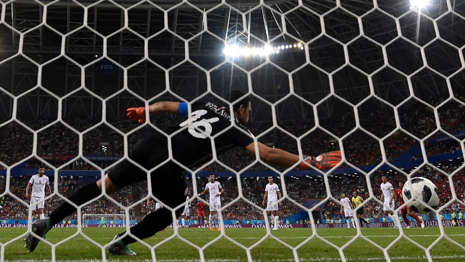 El arquero de Túnez, Aymen Mathlouthi encaja un gol en el partido contra Panamá. (Crédito: JUAN BARRETO/AFP/Getty Images)