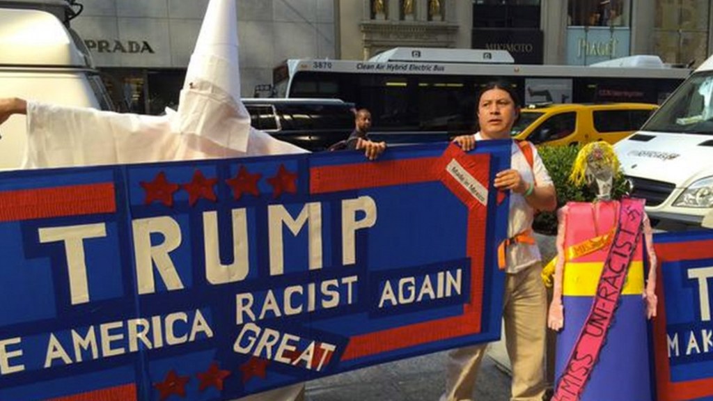 Cartel que acusa a Trump de racistaCartel que acusa a Trump de racista