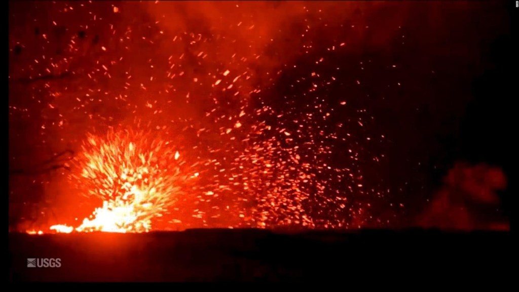 El volcán Kilauea expulsa un torbellino de lava