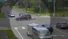 Mujer cae de un vehículo en pleno tráfico