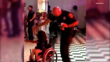 Baile de un policía con niña en silla de ruedas es viral