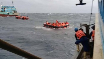 Vuelcan dos barcos en Tailandia y hay decenas de muertos