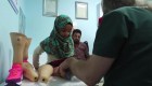 Médicos dan piernas ortopédicas a niña siria refugiada