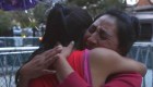 Madre inmigrante llora al reunirse con su hija tras un mes separadas