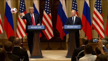 Trump le lanza a Melania el balón de fútbol que le regaló Putin