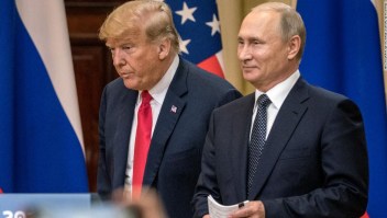 Donald Trump y Vladimir Putin durante la conferencia de prensa en Helsinki, Finlandia, tras la reunión entre ambos líderes el lunes. (Crédito: Chris McGrath/Getty Images)