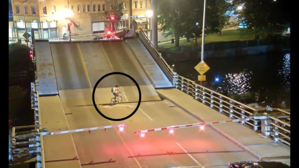 Esto le pasó a una ciclista por no respetar una señal