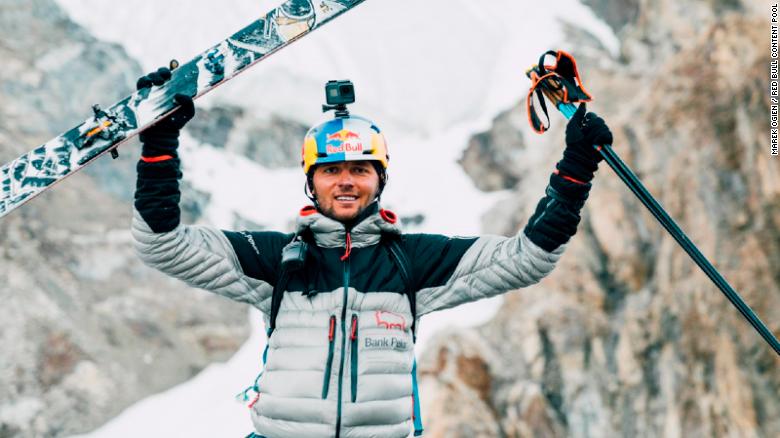 Andrzej Bargiel se ha convertido en la primera persona en esquiar desde la cima del K2 que se encuentra a 8.611 metros de altitud.