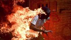 La historia de la fotografía del "hombre en llamas" en Venezuela