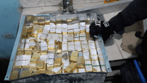 La Armada Nacional de Colombia se incautó de más de 50 kilos de oro en lingotes. Pertenecían al clan del Golfo. (Crédito: Armada Nacional de Colombia).