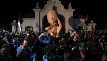 Manifestantes en contra de la ley de legalización del aborto en Argentina. 3 de julio de 2018. (Crédito: EITAN ABRAMOVICH/AFP/Getty Images)