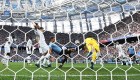 Hugo Lloris, arquero de Francia, salva un balón durante el partido ante Uruguay. La selección sudamericana no ha conseguido marcar ningún gol cuando van 70 minutos de partido. (Crédito: FRANCK FIFE/AFP/Getty Images)