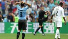 El uruguayo Luis Suárez se echa las manos a la cabeza cuando Francia va ganando por dos goles a cero casi al terminar el partido. (Crédito: Richard Heathcote/Getty Images)