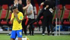 Neymar llora y se tapa la cara tras perder la selección de Brasil contra la de Bélgica. (Crédito: EMMANUEL DUNAND/AFP/Getty Images)