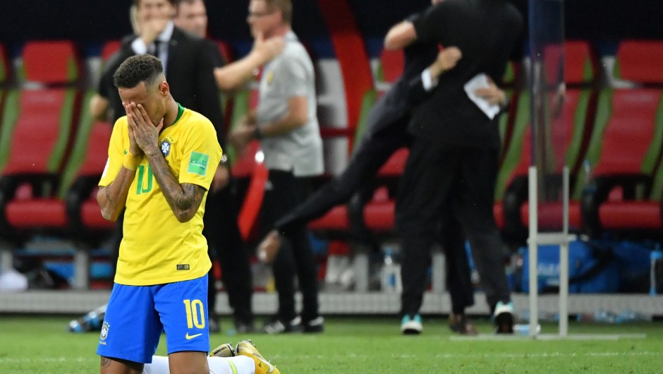 Neymar llora y se tapa la cara tras perder la selección de Brasil contra la de Bélgica. (Crédito: EMMANUEL DUNAND/AFP/Getty Images)