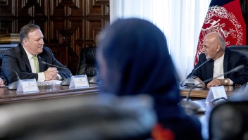 Mike Pompeo, secretario de Estado de EE.UU., durante una reunión con Ashraf Ghani, presidente de Afganistán, este lunes. (Crédito: ANDREW HARNIK/AFP/Getty Images)
