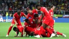 El equipo de Inglaterra se abalanza sobre el césped para celebrar su pase a cuartos de final, donde se enfrentarán a Suecia. (Crédito: Clive Rose/Getty Images)