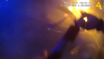 Policía vence incendio tras choque y logra un rescate increíble