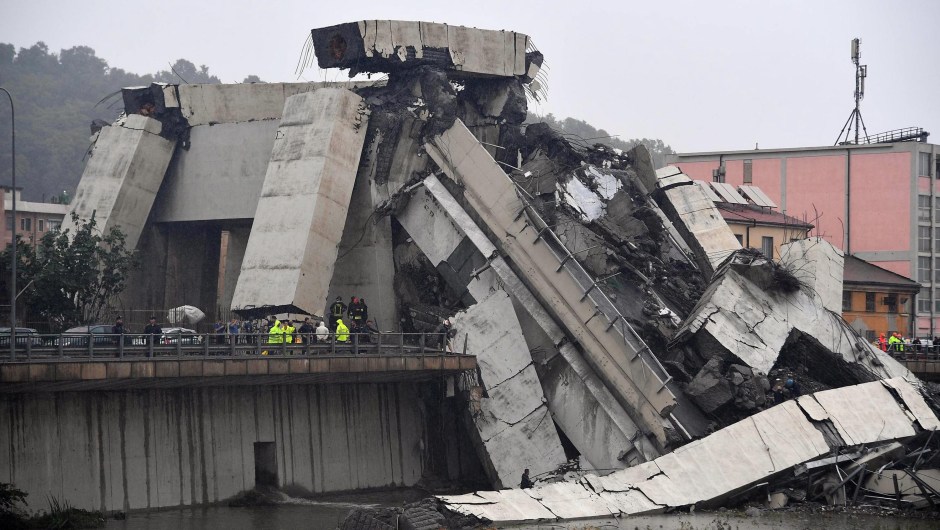 epa06948837 A large section of the Morandi viaduct upon which the A10 motorway runs collapsed in Genoa, Italy, 14 August 2018. Both sides of the highway fell. Around 10 vehicles are involved in the collapse, rescue sources said Tuesday. The viaduct gave way amid torrential rain. The viaduct runs over shopping centres, factories, some homes, the Genoa-Milan railway line and the Polcevera river. EPA-EFE/LUCA ZENNARO
