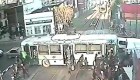 Video impactante: un tren casi pisa un bus