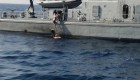 Cae de un crucero y es rescatada 10 horas después