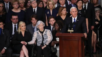 Mike Pence: McCain sirvió a su país honorablemente