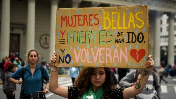 Manifestación en contra de la violencia de género y los feminicidios en Argentina, en abril de 2018. (Crédito: EITAN ABRAMOVICH/AFP/Getty Images)