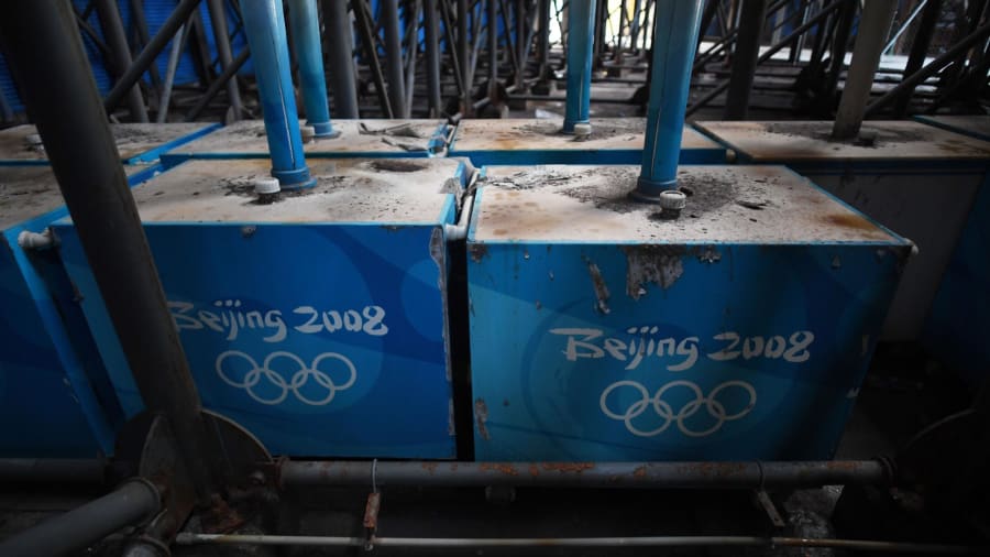 Aficionados olvidados: los refrigeradores para fanáticos se muestran debajo de la tribuna del estadio de voleibol de playa construido para los Juegos Olímpicos de Beijing 2008.